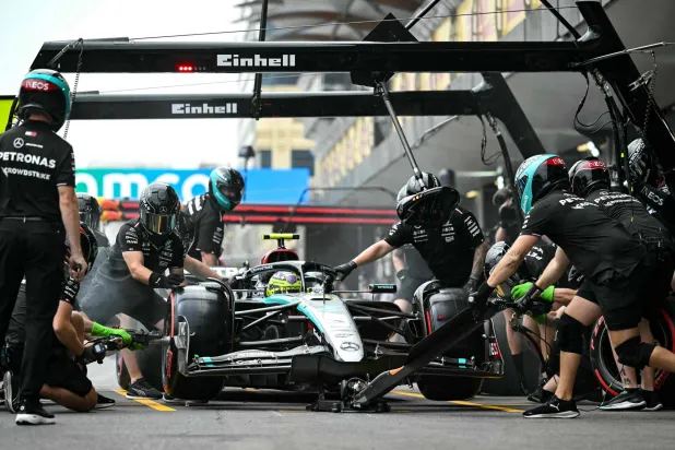 «فيا» أكد أن هاميلتون استعان بخامس محرك هذا الموسم وتخطى الحد الأقصى المسموح به (أ.ف.ب)