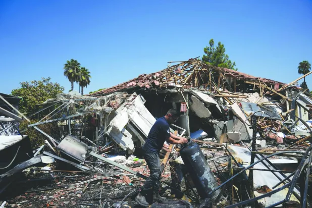 أضرار لحقت بمنزل إسرائيلي في كتسرين بالجولان السوري المحتل جراء صواريخ «حزب الله» (أ.ب)