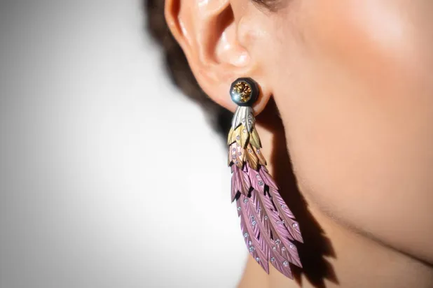 اكتسب الريش هذه المرة مرونة وديناميكية شبابية (آسبري لندن)