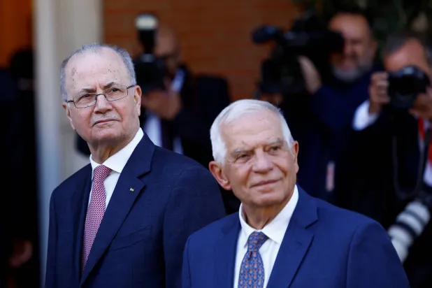 مسؤول السياسة الخارجية الأوروبي جوزيب بوريل ورئيس حكومة السلطة الفلسطينية محمد مصطفى في «لقاء مدريد» (إ.ب.أ)