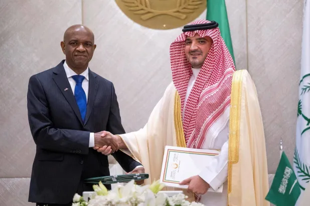 الأمير عبد العزيز بن سعود والفريق بشير جالو بعد توقيع اتفاقية التعاون الأمني في العاصمة الرياض (واس) 