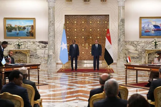 الرئيس المصري عبد الفتاح السيسي ونظيره الصومالي حسن شيخ محمود يشهدان توقيع بروتوكول تعاون عسكري بالقاهرة في أغسطس الماضي (الرئاسة المصرية)