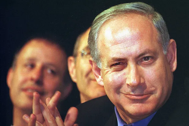بنيامين نتنياهو معلناً عودته للحياة السياسية في 2000 بعد فوز إيهود باراك في 1999 (غيتي)