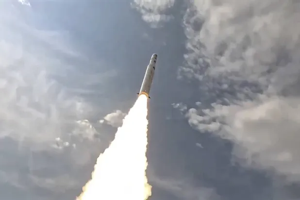 تُظهر هذه الصورة المأخوذة من مقطع فيديو نشرته حسابات تابعة لـ«الحرس الثوري» إطلاق قمر اصطناعي إيراني صباح السبت (أ.ب)