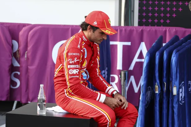 كارلوس ساينز سائق فيراري متأثراً عقب الحادث الخطأ مع بيريز سائق رد بل (إ.ب.أ) 