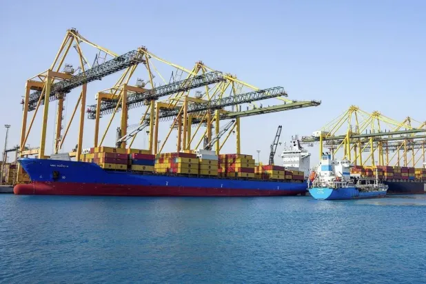 الموقوفون تورطوا بتهريب ديزل في 372 حاوية شحن عبر ميناء رابغ (واس)