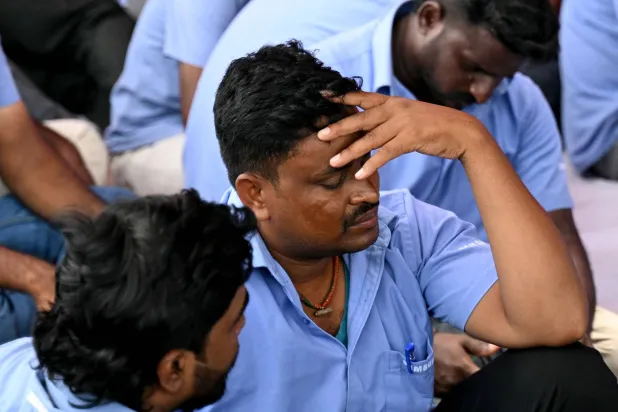 عمال ينظمون احتجاجاً للمطالبة بزيادة الأجور والاعتراف بنقابتهم بمصنع سامسونغ الهند في سريبيرومبودور بالقرب من تشيناي 11 سبتمبر 2024 (أ.ف.ب)