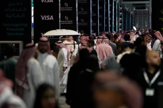 زوار يتوافدون في مؤتمر التقنية المالية «فنتك 24» بالرياض (تصوير: تركي العقيلي)