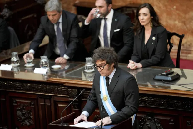 الرئيس الأرجنتيني خافيير مايلي يُلقي كلمة أمام الكونغرس في أثناء تقديمه موازنة عام 2025 (أ.ب)