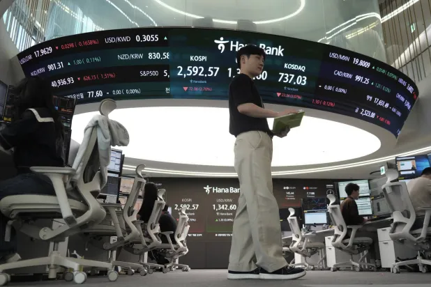 متداولون يراقبون تحركات الأسهم والعملات في مقر «هانا بنك» بالعاصمة الكورية الجنوبية سيول (أ.ب)