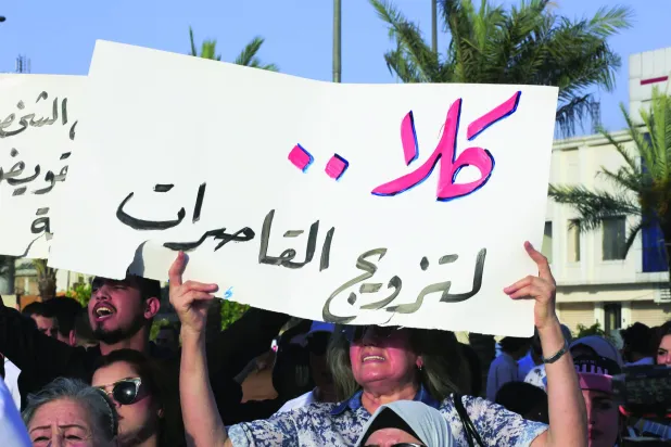 عراقيون يحتجون في بغداد ضد قانون يسمح بتزويج القاصرات في 6 أغسطس الماضي (إ.ب.أ)