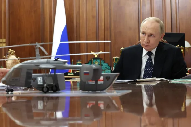 Rusya Devlet Başkanı Vladimir Putin dün (Pazartesi) Kremlin'de düzenlenen toplantı sırasında (AFP)