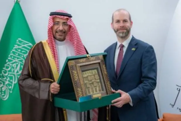 صورة تجمع وزير الصناعة والثروة المعدنية السعودي مع وزير الدولة البريطاني للأعمال والتجارة (الشرق الأوسط) 