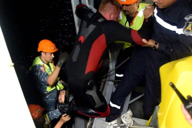 جانب من عملية إنقاذ السائحين في البحر الأحمر (صفحة المتحدث العسكري على فيسبوك) 