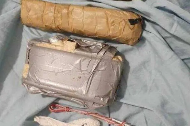 عبوة ناسفة كانت خلية مزعومة لجماعة "حزب الله" تخطط لاستخدامها في هجوم ضد مسؤول أمني إسرائيلي كبير سابق في 17 سبتمبر 2024 (جهاز شين بيت الإسرائيلي)