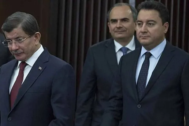 باباجان ودادو أوغلو لم يتمكنا من الاتفاق على دمج حزبيهما بسبب تمسك الأخير بالترشح للرئاسة (أرشيفية)