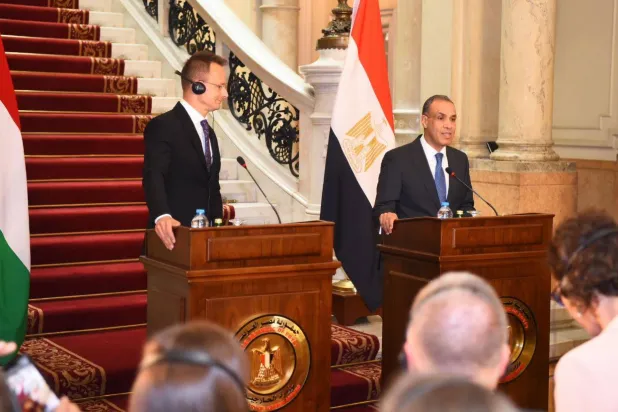 مؤتمر صحافي بالقاهرة بين وزير الخارجية المصري بدر عبد العاطي ونظيره المجري بيتر سيارتو (الخارجية المصرية)