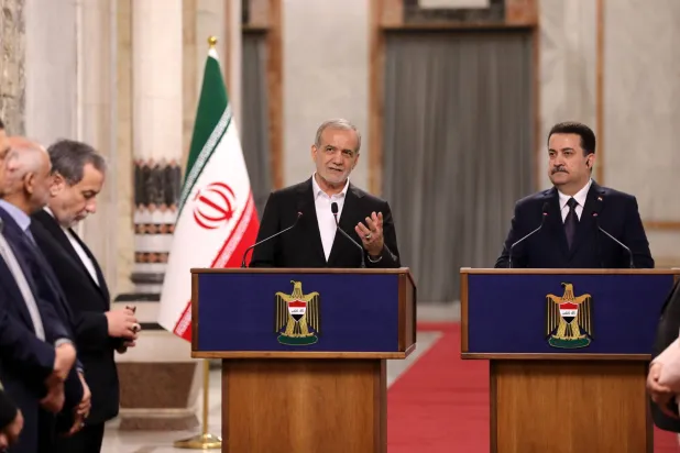 الرئيس الإيراني مسعود بزشكيان (يسار) يتحدث خلال مؤتمر صحافي إلى جانب رئيس الوزراء العراقي محمد شياع السوداني (إ.ب.أ)