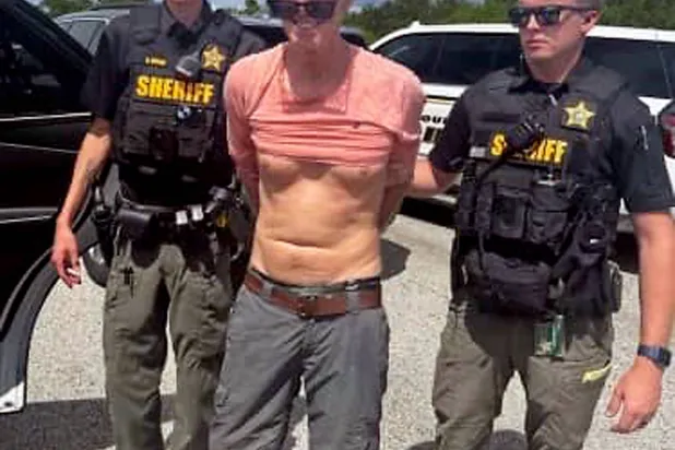 لقطة من مقطع فيديو للقبض على راين ويسلي روث المشتبه فيه بمحاولة اغتيال الرئيس السابق دونالد ترمب (إ.ب.أ)