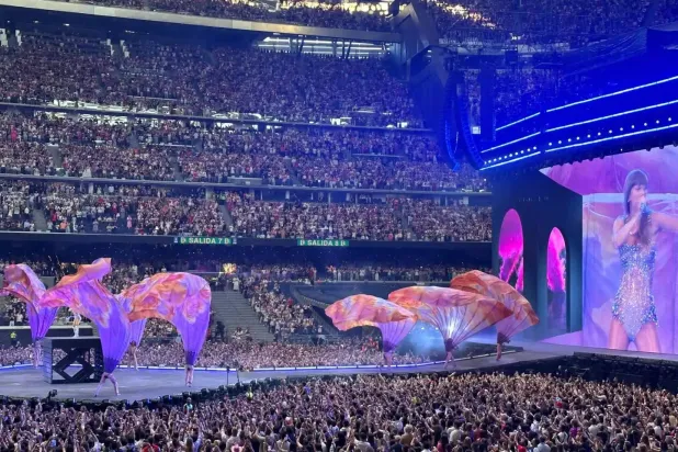 حفلة تايلور سويفت بملعب سانتياغو برنابيو التي جرت في الصيف تسببت بضجيج لسكان الحي (رويترز)