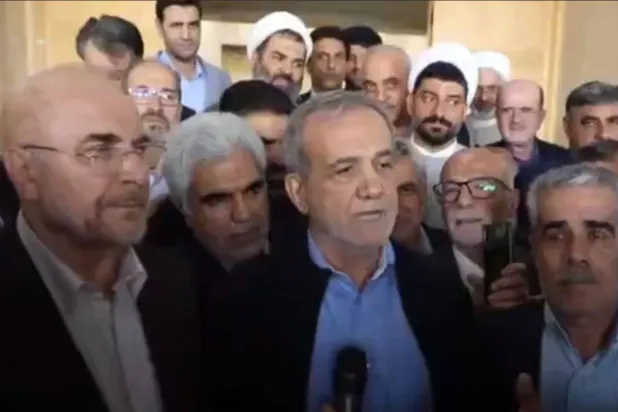 صورة من فيديو على موقع البرلمان الإيراني من رئيسه محمد باقر قاليباف لدى استقباله الرئيس مسعود بزشكيان