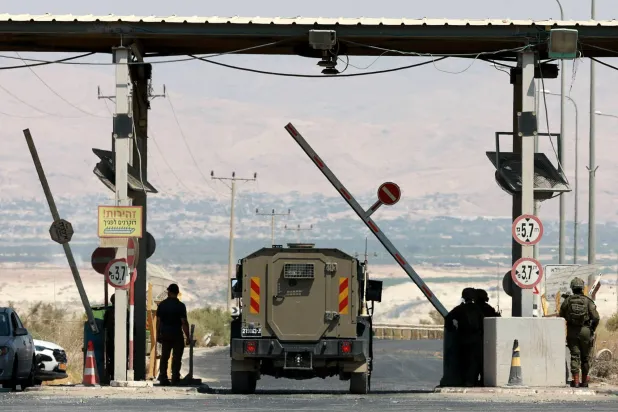 جنود إسرائيليون عند جسر اللنبي مع الأردن يوم 8 سبتمبر الحالي (رويترز)