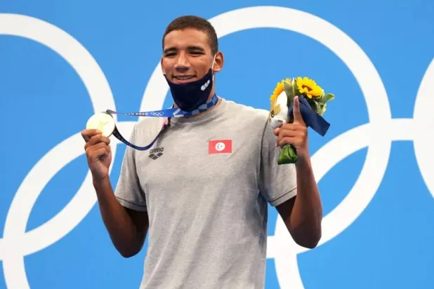 البطل التونسي أيوب الحفناوي خلال تتويجه بذهبية السباحة ضمن منافسات أولمبياد طوكيو 2021 (الشرق الأوسط)