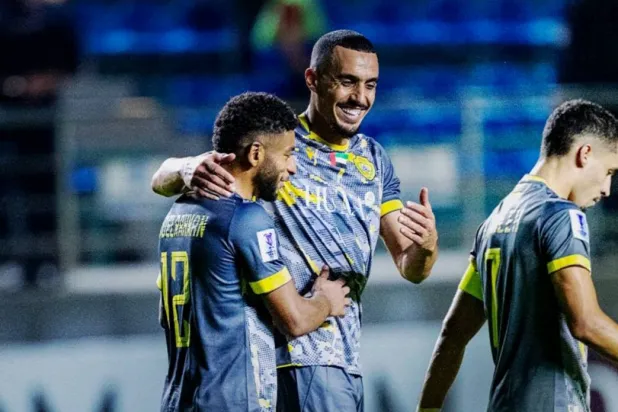 فرحة سفيان بوفتيني لاعب الوصل الإماراتي بهدفه في مرمى باختاكور الأوزبكي (الشرق الأوسط)