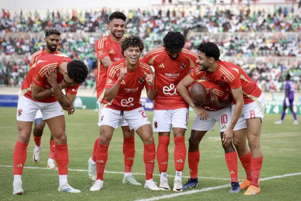 فرحة لاعبي الأهلي المصري بأحد أهدافهم في مرمى غورماهيا الكيني في ذهاب أبطال أفريقيا (الشرق الأوسط)