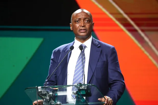 باتريس موتسيبي رئيس الاتحاد الأفريقي لكرة القدم (إ.ب.أ)