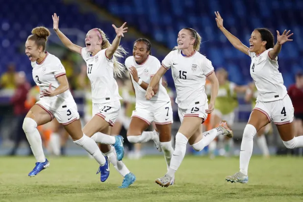 فرحة لاعبات أميركا عقب فوزهن على ألمانيا بدور ربع النهائي لمونديال كأس العالم بكولومبيا (إ.ب.أ)