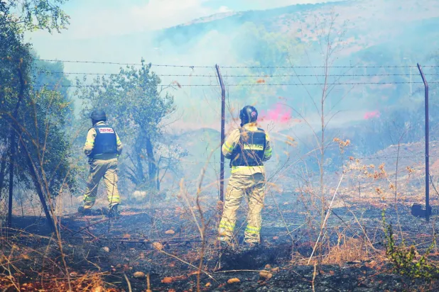 
 
ماموران آتش نشانی در حال خاموش کردن حریق پس از حمله موشکی دوشنبه نزدیک کیبوتص «سنیر» در شمال اسرائیل (آژانس عکس اروپا)