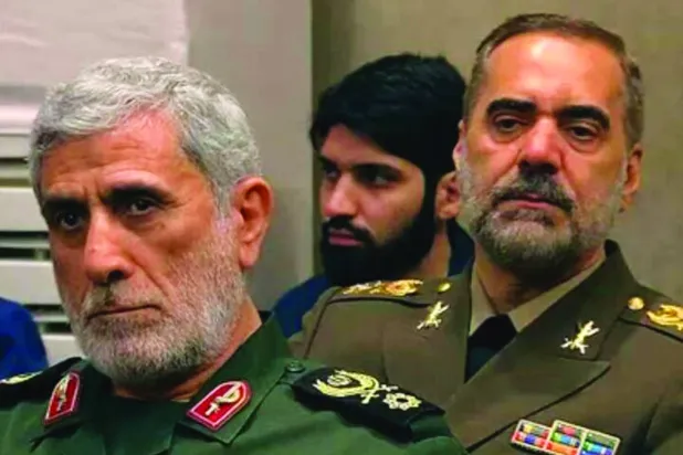 
قائد «فيلق القدس» إسماعيل قاآني وخلفه محمد رضا أشتياني وزير الدفاع (مشرق)