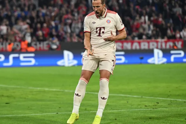 فرحة كين بالهدف الأول (رويترز)