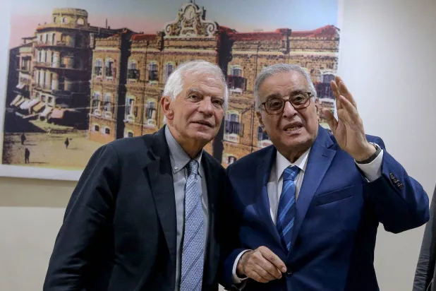 الممثل الأعلى للشؤون الخارجية والسياسة الأمنية في الاتحاد الأوروبي ونائب رئيس المفوضية الأوروبية جوزيب بوريل (يسار) ووزير الخارجية اللبناني عبد الله بوحبيب في وزارة الخارجية اللبنانية 12 سبتمبر 2024 (د.ب.أ)
