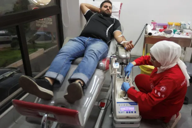 متبرع بالدم بمركز الصليب الأحمر اللبناني في صيدا بلبنان يوم 17 سبتمبر 2024 بعد التفجيرات التي طالت أجهزة اتصال «حزب الله»... (رويترز)