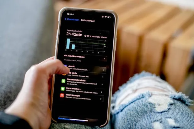 نقضي 3 ساعات تقريباً يومياً في النظر إلى هواتفنا (جامعة الرور)
