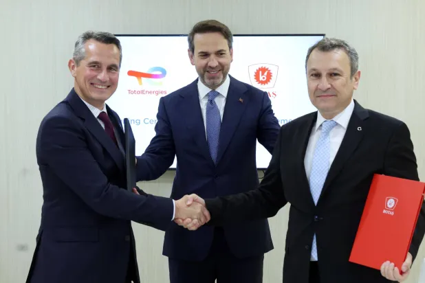 وزير الطاقة التركي ورئيس شركة «بوتاش» التركية ونائب رئيس «توتال إنرجيز» خلال توقيع الاتفاقية (من حساب الوزير في «إكس»)