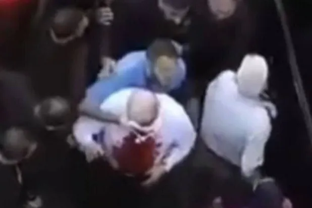 صورة متداولة في المواقع الإيرانية من لحظة وصول السفير الإيراني مجتبى أماني إلى المستشفى