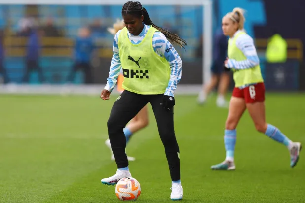 خديجة شو ستغيب عن مباراة مانشستر سيتي ونادي باريس (رويترز)