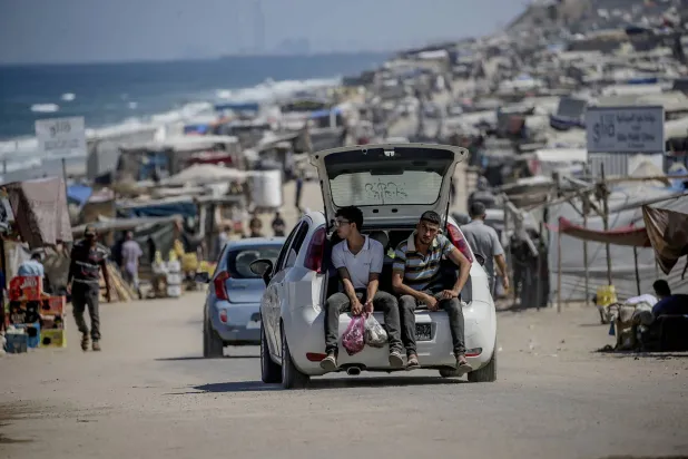 خيام النازحين الفلسطينيين على شاطئ دير البلح بوسط قطاع غزة الأربعاء (إ.ب.أ)