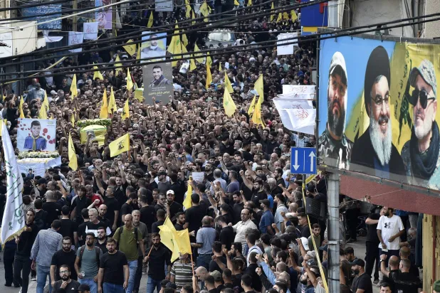 تشييع قتلى سقطوا بتفجير أجهزة البيجر التابعة لـ«حزب الله» في ضواحي بيروت (إ.ب.أ)