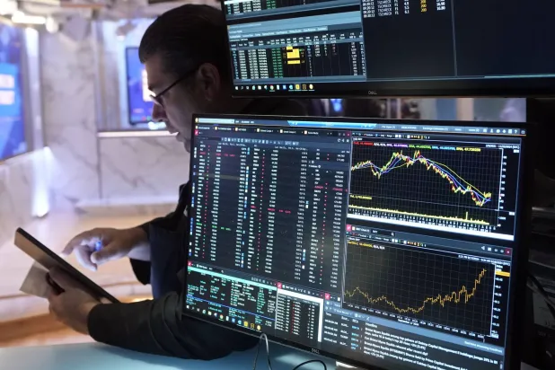 شاشة في بورصة نيويورك تظهر تحرك أسعار الأسهم بعد قرار «الاحتياطي الفيدرالي» (أ.ب)