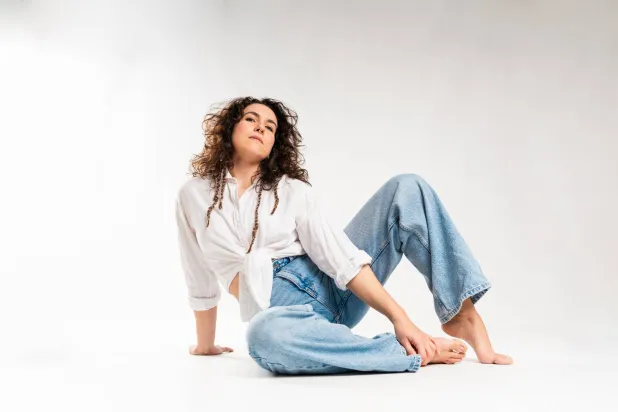 بنطلون الجينز الواسع... كيف تلبسينه على طريقة النجمات؟