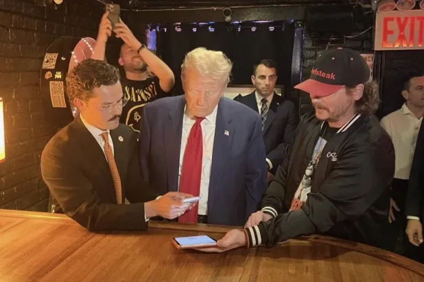 ترمب يدفع بالعملة الرقمية ثمن «البرغر» في مطعم في نيويورك (إكس)