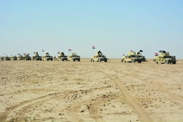 رتل أمني خلال مطاردة سابقة لخلايا «داعش» في الأنبار (أرشيفية - الجيش العراقي)