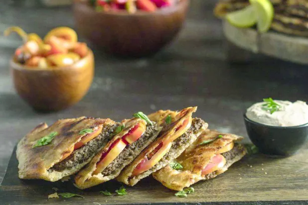 الحواوشي حافظ على جودته وصموده بسعر مناسب لسنوات طويلة (حواوشي الرفاعي)