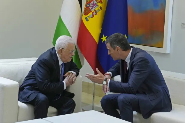 الرئيس الفلسطيني محمود عباس (يسار) ورئيس الوزراء الإسباني بيدرو سانشيز (الخميس) في مدريد (أ.ب)