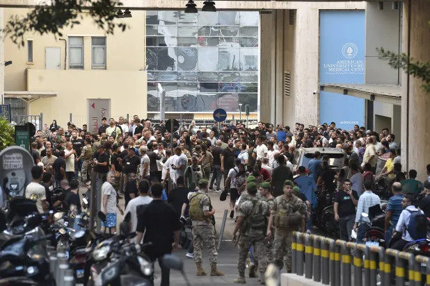 نيروهاى ارتش لبنان و «حزب‌الله» در مقابل بیمارستان دانشگاه آمریکایی بیروت که مجروحان «انفجارهای پیجر» به آن منتقل شده‌اند(ا.ب.ا)