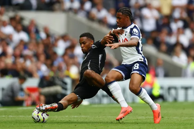 تيمبر (يسار) يمنع ويسلون لاعب توتنهام من الوصول للكرة في لقاء ديربي شمال لندن (رويترز)
